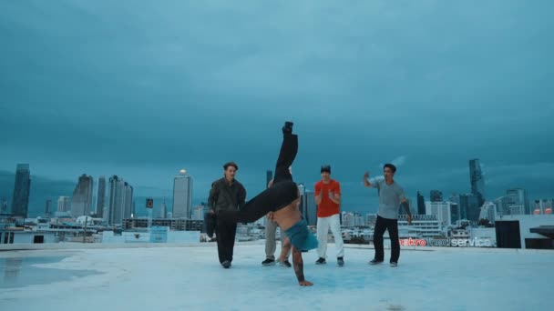 히스패닉 힙스터 하늘과 전망에서 다문화 친구에 둘러싸여 옥상에서 댄서의 그룹입니다 — 비디오