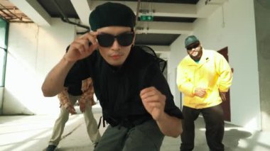 Çok kültürlü dansçılar sokak dansı yapıyor ve hip-hop müziğine geçiyorlar. Profesyonel hipster grubu gökyüzü kavgacı görünümlü bir binada serbest stil müzik eşliğinde dans ediyor. Açık hava sporu 2024 hiphop..