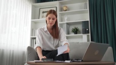 Kadın internet pazarından gelen borç yığınını modern yaşam tarzı olarak hesaplıyor ve prim siber güvenlik yazılımı tarafından korunan cüzdandan çevrimiçi ödeme için kredi kartı kullanıyor