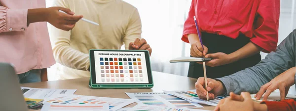 一个创意图形设计团队的肖像通过使用带有设备的笔记本电脑和设计工具分散在现代办公室 为项目选择合适的颜色 穿上衣服页 — 图库照片