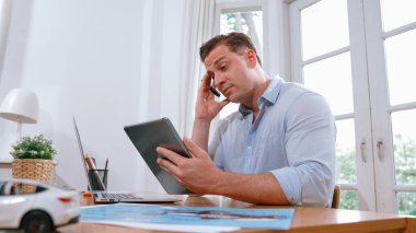 Stresli ve hayal kırıklığına uğramış araba tasarım mühendisi, araç tasarımında bir kusur keşfettikten sonra kafasını avucunun içine aldı, otomotiv sektöründe çalışırken çözüm bulmaya çalıştı. Eşzamanlama