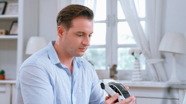 Araba tasarım mühendisi, otomotiv şirketinin prototipini analiz ediyor. Aracın tasarımcısı büyük ölçekli bir araba tutuyor, herhangi bir kusur veya gelişme var mı diye dikkatlice analiz ediyor. Eşzamanlama