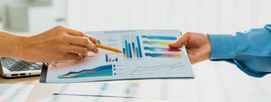 Şirket çalışanları birlikte çalışıyor, finansal veri raporları üzerine BI gösterge tablosunu analiz ediyor ve Panorama bayrağında ticari başarı için stratejik pazarlama planlıyor. Sinerjik