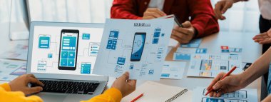 Başlangıçtaki UX geliştiricisinin panorama pankartı ya da şirket çalışanı tasarım kullanıcı arayüzü ya da mobil uygulama için UI prototipi ya da ofiste dizüstü bilgisayar ekranı olan bir web sitesi yazılımı. Sinerjik