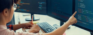 Genç yetenekli web geliştiricisi bilgisayar modern ofis şirketinde program kodu sergilerken not alan kadın programcı. Java betiği, web tasarım konsepti. Filizlenen.