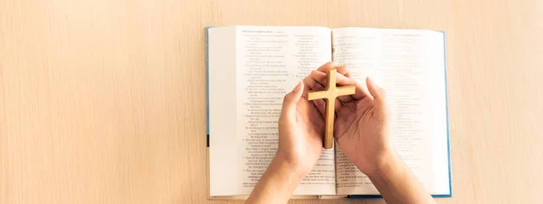Gottesgläubige Frau Mit Holzkreuz Auf Aufgeschlagenem Bibelbuch Hellen Holztisch Der — Stockfoto