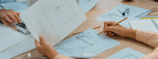 Képzett Építész Tervrajzot Készít Papírra Míg Férfi Mérnök Laptopon Dolgozik — Stock Fotó