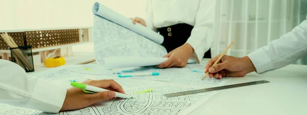 Работник Архитектор Инженер Проектному Ораторскому Планированию Проекта Строительства Недвижимости Картографией — стоковое фото