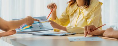 Şirket çalışanları birlikte çalışıyor, finansal veri raporları üzerine BI gösterge tablosunu analiz ediyor ve Panorama bayrağında ticari başarı için stratejik pazarlama planlıyor. Sinerjik