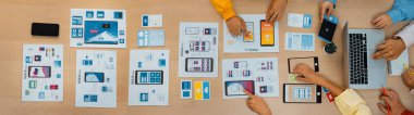 Mobil uygulama ya da web sitesi için kullanıcı arayüzü prototipi planlayan yeni kurulan şirket çalışanlarının panorama afişi. UX UI tasarımcı beyin fırtınası kullanıcı dostu arayüz planı. Sinerjik