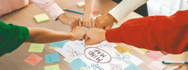 Jovem Grupo Inicialização Criativa Feliz Juntar Mãos Punho Círculo Juntos — Fotografia de Stock