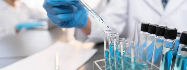 Groep Van Toegewijde Wetenschappers Voeren Chemisch Experiment Medisch Laboratorium Zorgvuldig — Stockfoto