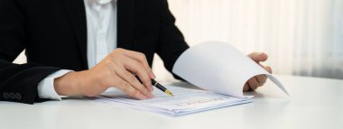 Şirket avukatının ya da hukuk bürosundaki avukat servisinin yardımıyla balyayla ilgili sözleşme imzalama belgesi. İşletme yatırımı ve yasal işlemlerin tamamlanması. Kurnaz.