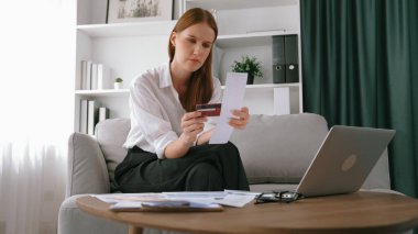 Stresli genç bayanın kredi kartı borçlarıyla ilgili mali sorunları var. Kötü kişisel para ve mortgage ödeme yönetimi krizinden korunmak için. Kadınlar aşırı harcama yüzünden finansal iflastan endişe ediyorlar.