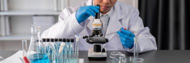 Bilim adamları yeni bir aşı ilacı ya da antibiyotik geliştirmek için mikroskop kullanarak tıbbi laboratuarda kimyasal deney yapıyorlar. Biyoteknoloji laboratuvarı ve tıp araştırma konsepti. Neoterik