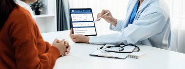 Hastanedeki doktor randevusunun bulanık geçmişinde bilgisayarın tıbbi raporunu ya da hasta sağlığının teşhisini göstermesi. Tıbbi danışmanlık ve sağlık hizmetleri. Panorama Katı