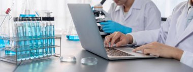 Kendini adamış bir grup bilim adamı tıbbi laboratuvarda kimyasal deneyler ve araştırmalar yaparak yeni aşı ilacı veya antibiyotik için çığır açan gelişmeler gerçekleştiriyor ve laptopta test sonuçları üzerinde çalışıyorlar. Neoterik