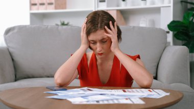 Stresli genç bayanın kredi kartı borçlarıyla ilgili mali sorunları var. Kötü kişisel para ve mortgage ödeme yönetimi krizinden korunmak için. Kadınlar aşırı harcama yüzünden finansal iflastan endişe ediyorlar.