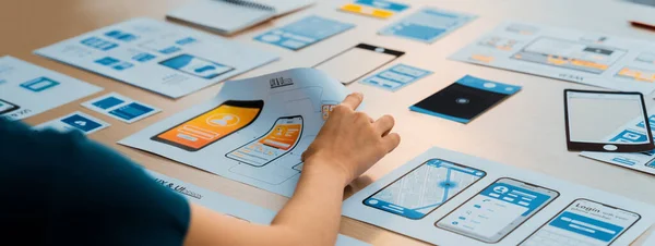 Panorama Banner För Uppstartsföretag Anställd Planerar Användargränssnitt Prototyp För Mobil — Stockfoto