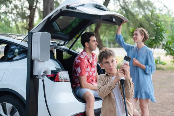 Family Road Trip Vacation Electric Vehicle Lovely Family Recharge Car — Stock Photo, Image