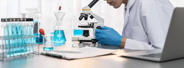 科学家在医学实验室用显微镜进行化学实验 以研制新的疫苗药物或抗生素 生物技术实验室和医学研究概念 新时代 — 图库照片