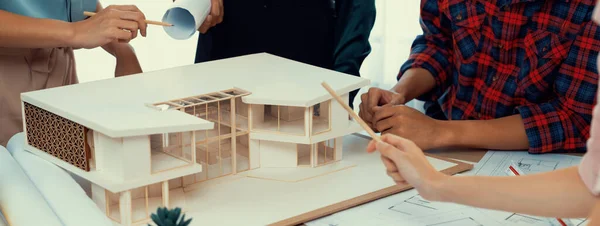 Analiza Zespołu Architektów Burza Mózgów Temat Budowy Domu Przy Stole — Zdjęcie stockowe