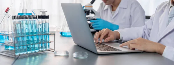 Toegewijde Groep Wetenschappers Voert Chemische Experimenten Onderzoek Het Medisch Lab — Stockfoto