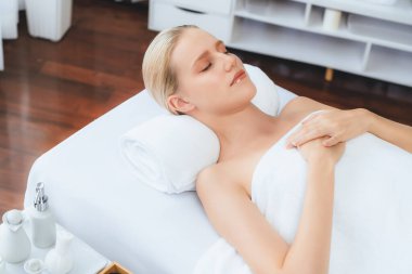Kafkasyalı kadın müşteri stres önleyici spa masajının keyfini çıkarıyor ve lüks otel ya da oteldeki gündüz açık ortam güzellik salonunda güzellik teniyle eğleniyor. Sessiz.
