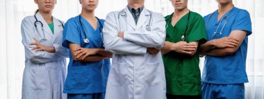 Kendine güvenen ve profesyonel tıbbi personel ekibi, sağlık hizmetleri ve hastane geçmişindeki doktor liderleri olarak birlikte sırada bekliyor. Takım çalışması başarılı bir tıbbi tedaviye yol açar. Panorama Katı