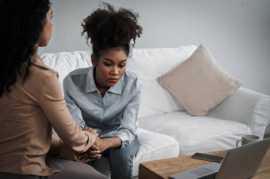 Travma sonrası stres bozukluğu olan üzgün bir kadın psikoloğu, depresyon ya da kalp yetmezliğinden sonra üzüntülü bir ruh sağlığı terapisi görüyor. Hayal kırıklığına uğramış genç bir kadın klinikteki duygular hakkında bir psikologla konuşuyor.