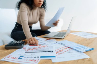 Stresli genç bayanın kredi kartı borçlarıyla ilgili mali sorunları var. Kötü kişisel para ve ipotek yönetimi krizi kavramının önemli bir göstergesi..