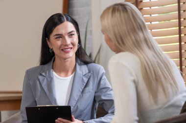 Psikolojik akıl sağlığı danışmanlığı ya da terapi seansındaki genç ve profesyonel bir hastadan akıl hastalığı teşhisi koyarken yardım istemek. Zihinsel tedavi seansı. Blithe