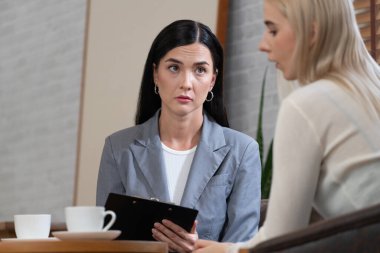 Psikolojik akıl sağlığı danışmanlığı ya da terapi seansındaki genç ve profesyonel bir hastadan akıl hastalığı teşhisi koyarken yardım istemek. Zihinsel tedavi seansı. Blithe