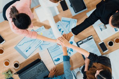 İş adamları ve iş kadınları, takım çalışması, destek ve iş birliğini gösteren çok kültürlü ofis odasındaki grup toplantılarında el ele tutuşuyorlar. Çeşitli işyerleri ve şirket çalışanları konsepti. uds