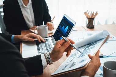 Fintech BI 'ın finansal veri analizi ya da iş zekası göstergesi bilgisayar ve tabletten pazarlamayı planlayan iş adamlarının finansal veri analizine kadar. Habiliment