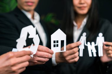 Çevre dostu iş adamları, daha yeşil bir toplum için atık yönetimi ile sosyal ve çevre kavramının kurumsal sorumluluğu olarak çevre dostu ikonlar tutuyorlar. Antika