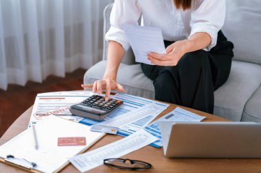 Stresli genç kadının kredi kartı borçlarıyla ilgili maddi sorunları var. Kötü kişisel para ve ipotek yönetimi krizi kavramını en üst düzeyde göstermesi gerekiyor..