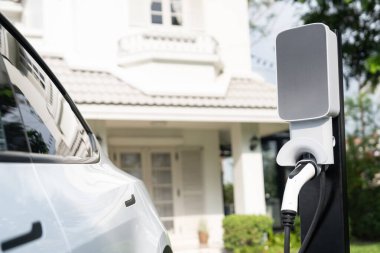 Elektrikli taşıt teknolojisi konut alanı ya da EV akü şarjı için ev şarj istasyonu olarak kullanılır. Gelecekteki çevre için temiz ve sürdürülebilir enerji ile çevre dostu ulaşım. Eşzamanlama