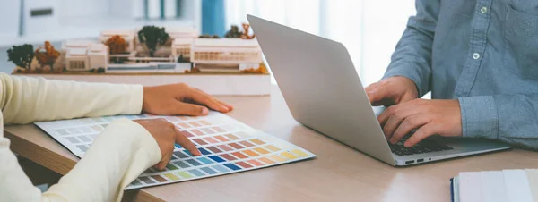 建筑师室内设计人员在同事使用笔记本电脑搜索信息时 通过使用彩色石板选择颜色 创意设计和团队合作的概念 穿上衣服页 — 图库照片