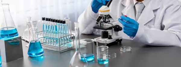 研究者は ワクチン薬や抗生物質の画期的な開発として 医療研究室で化学実験や研究を行っています 薬と生化学の研究室 — ストック写真