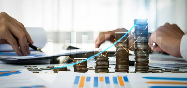 Muntstapel Met Digitale Grafische Indicator Symboliseert Bedrijfsinvesteringen Economische Groei Zakenman — Stockfoto