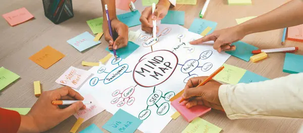Grupo Inicialização Profissional Compartilha Ideia Marketing Criativo Usando Mapa Mental — Fotografia de Stock