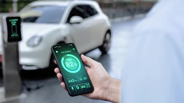 스마트 사업가는 스마트 모바일 애플리케이션의 배터리 인터페이스를 갖추고 자동차 파크의 — 비디오