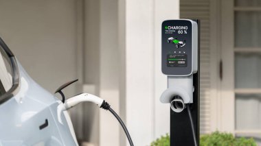 Elektrikli taşıt teknolojisi, EV araba aküsünün şarj edilmesi için konut istasyonunda kullanılıyor. Gelecekteki çevre için temiz ve sürdürülebilir enerji ile çevre dostu ulaşım. Panorama Senkronizasyonu