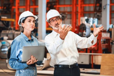 Fabrika müdürü ya da yöneticisi metal fabrikası turuna çıkıyor ve mühendislik denetçisi olarak ağır çelik endüstriyel makine gösterisi liderlik kalitesini denetliyor. Örnek gösteriliyor