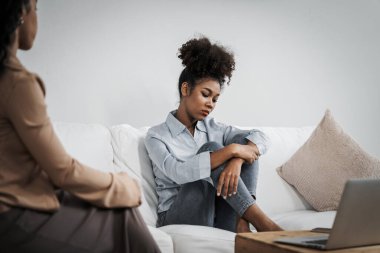 Travma sonrası stres bozukluğu olan üzgün bir kadın psikoloğu, depresyon ya da kalp yetmezliğinden sonra üzüntülü bir ruh sağlığı terapisi görüyor. Hayal kırıklığına uğramış genç bir kadın klinikteki duygular hakkında bir psikologla konuşuyor.