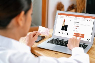 İnternet pazarından alışveriş yapan kadın modern yaşam tarzı için satış malzemeleri arıyor ve en yüksek siber güvenlik yazılımı tarafından korunan cüzdandan çevrimiçi ödeme için kredi kartı kullanıyor