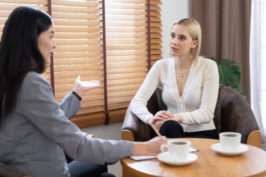 Psikolojik akıl sağlığı danışmanlığı ya da terapi seansındaki genç ve profesyonel bir hastadan akıl hastalığı teşhisi koyarken yardım istemek. Zihinsel tedavi seansı. Blithe