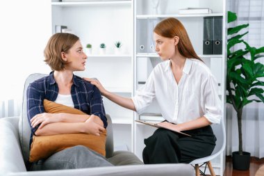 Psikolog, depresyon ya da hayattaki başarısızlıktan sonra keder tedavisi gören üzgün bir kadın. Hayal kırıklığına uğramış genç bir kadın klinikteki duygular hakkında bir psikologla konuşuyor.