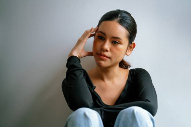 Depresyondaki zihinsel sağlık sorunu olan genç Asyalı kadın aşırı düşünme yorgunluğu, yıkıcı düşünce, asosyal, kaygı ve diğer akıl sağlığı bozukluklarından en yüksek tedaviye ihtiyaç duyuyor. .